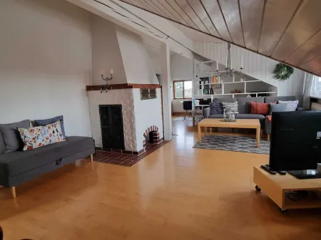 Gemütliche Dachgeschosswohnung bei Tutzing am Starnberger See Отели в г. Тутцинг