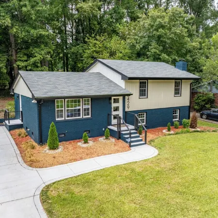 Spacious & Modern 10 Guest Retreat Near Downtown & North Hills w/ Fenced Yard Отели рядом с достопримечательностью «Торговый центр Triangle Town Center»