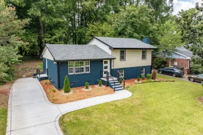 NEW modern 10 guest retreat near Downtown, North Hills & NCSU w/ fenced backyard Hotels near rue21
