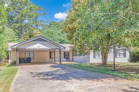 4 Bed 3 Ba Reno w/ Saltwater Pool (Heated) 2 miles to Sanford Stadium/Downtown