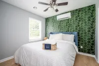 Unwind in a Modern Suite near Marietta Square