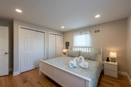 Sunny Downtown 2BR w/ Parking Отели в г. Принстон