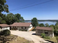 Great retreat!  Close to lake and marina