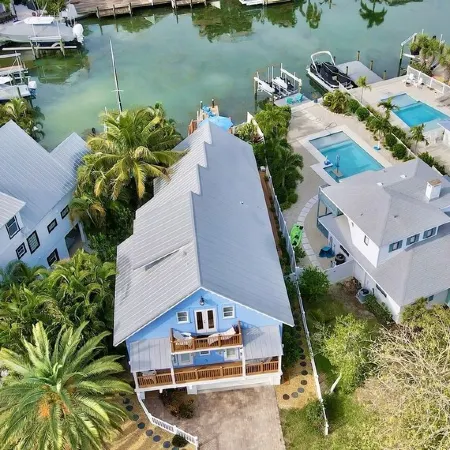 Waterfront, Heated Pool & Spa, Elevator, Dock, Fire Pit, 4-Min Walk to Beach