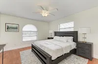 ★Luxury Pool Home - Great Location - Spacious- Mini Bar - BBQ Grill☆ Hotels near Speedway