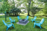 King Bed-Hot Tub-Arcade! Perfect for couples and families. Close to I-71. Hotels in Oldham County