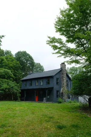 Charming rustic home in the Hudson Valley. New Hot Tub! Close to Hunter/Windham Отели рядом с достопримечательностью «Napping Horse Farm»