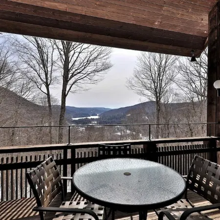 Bright, Family-Friendly Lake View House Close to Okemo, Killington, Pico,  Lakes