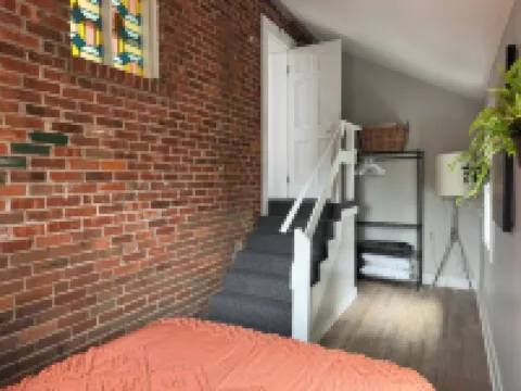 Gateway to the Berkshires - Renovated downtown apartment リーのホテル