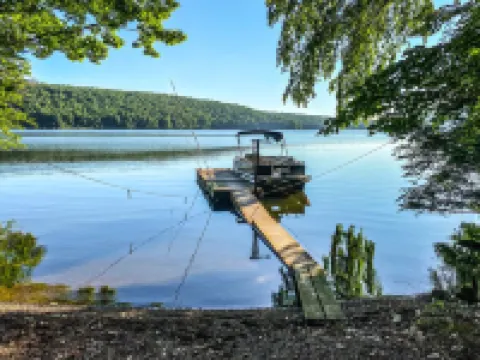 Charming 3-bedroom house with private dock on Lake Wallenpaupack! 帕爾邁拉酒店