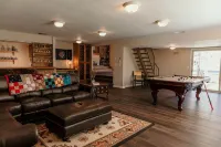 Spacious Home, Refreshing Unheated Pool, Near the Kern River, EV Charger