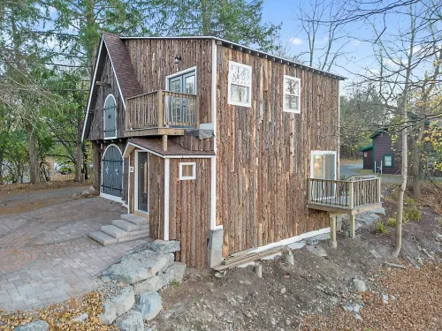 Close to downtown and Syracuse University with fire pit!