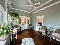 1910 on Route 66 is a Charming historic 2 bedroom 2 bath home, close to downtown Hotels in Saint James