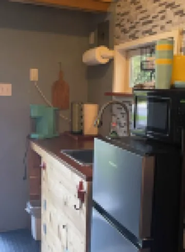 Tiny House in the Woods, sleeps 3, full bath, linens provided, keurig & k cups