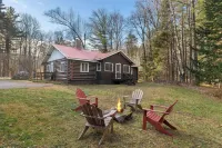Pet/family friendly cabin w/ lake access  < 2 miles from Camp of the Woods