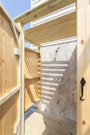 Pool Paradise: 8 bedroom 6 bath private pool sleeps 20 across from the beach! Отели рядом с достопримечательностью «Frankie's Fancy's»