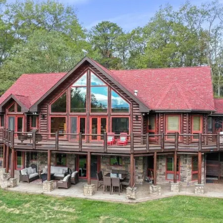 Hemlock Haven: Luxury Log Retreat w/ Sauna, Saloon & Blue Ridge Views