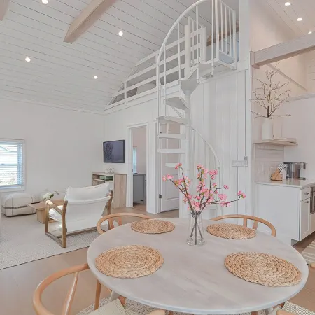 The Beach Nest-Lux Cottage Steps to the Beach Отели в г. Клинтон