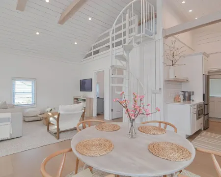 The Beach Nest-Lux Cottage Steps to the Beach クリントンのホテル