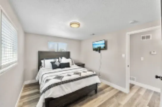 Remodeled  and Furnished Home/Near Stores/6 guests