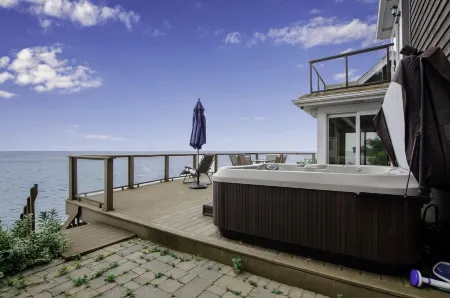 Amazing View On Spacious Lake Home. Open floor plan and deck for perfect parties Отели в г. Уилсон