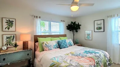Beautiful, Cozy, Beach Bungalow Steps from the Ocean!
