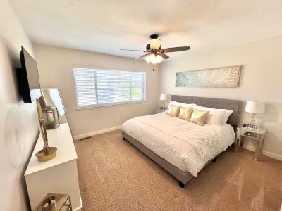Okoboji Bliss: Luxury Lake Retreat, 3-BR, 2.5 baths, Pools, Family Fun!