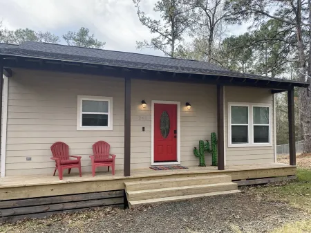 Cozy Cottage in Rayburn Country-Pet Friendly-King Suite/Pool Table! Sleeps 10
