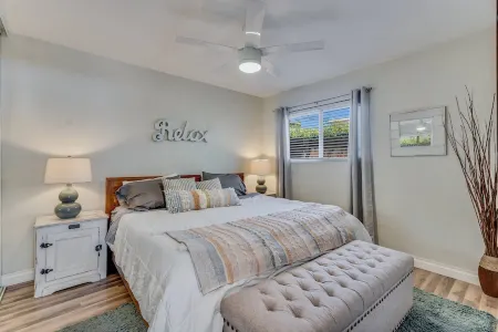 Beach House one block from Mission Bay w/AC Отели рядом с достопримечательностью «Мишен Бич»