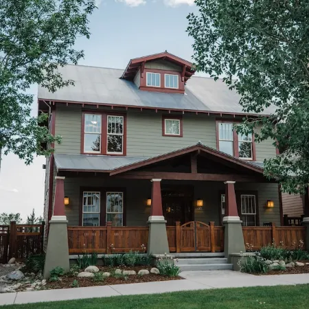 5Br - South Main's Iconic Green Craftsman Retreat - Steps to River & Parks