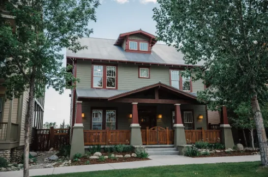 5Br - South Main's Iconic Green Craftsman Retreat - Steps to River & Parks