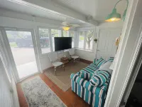 1BR beach getaway: pool, pier, sunset views. Full amenities. Near beach access. Hotels in Emerald Isle