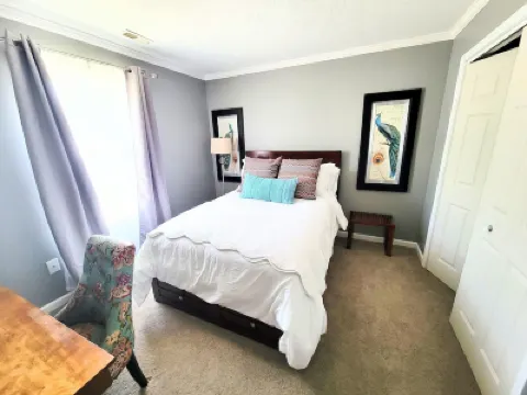 Fully Renovated, Modern unit awaits you! 2nd floor  호텔