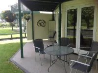 Excellent ground floor 2 Bed apt overlooking golf course with private parking. - Apartment