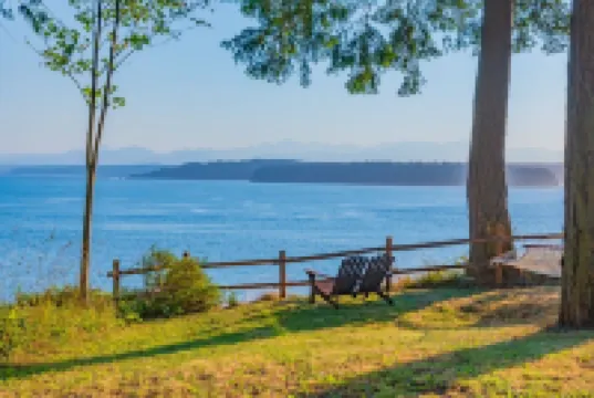 Sea Salt Cottage - 180-degree Views of the Olympic Mountain Range and Hood Canal
