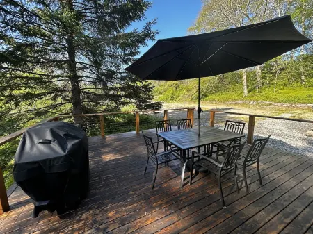 Modern Woodland Privacy with Ocean, Trails, and Lobster All in Walking Distance.