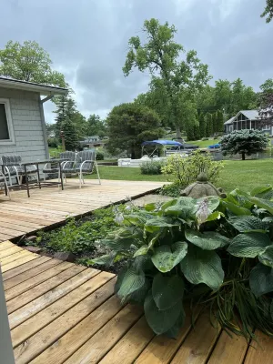 A cheerful, bright lake getaway