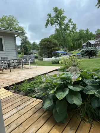 A cheerful, bright lake getaway