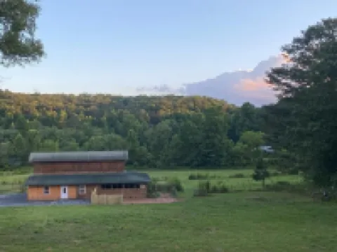 6 Minutes to Downtown Blue Ridge. Fully Updated, Amazing, Serene Barn Studio.