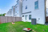 NEW Executive Mid Century Modern Home Centrally located 10 MIN to Downtown Hotels in North Houston