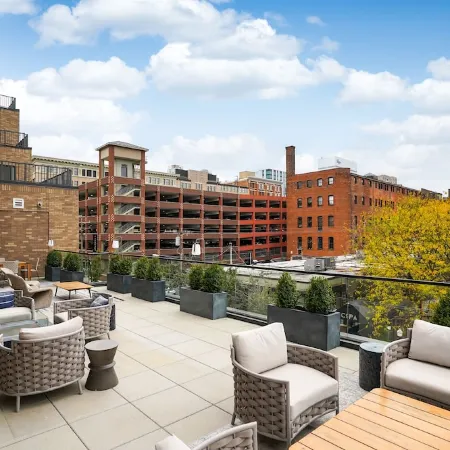 Luxury Apartment in Downtown with/Pool/Gym/Rooftop
