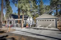 Storybook Lake Cottage - 12 min walk to Village