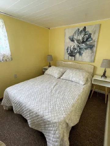 Hummingbird Cottage: Cozy Rustic Lakefront Escape at the Pier, Perfect for 7!