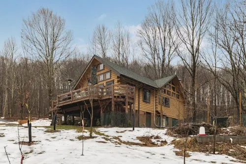 Log Cabin in Catskill NYS Hotels in Fallsburg