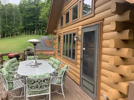 Log Cabin in Catskill NYS Отели в г. Fallsburg