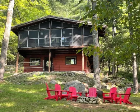 Secluded house with enclosed dog yard on 200 acre family estate Hotels in Keene