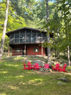 Secluded house with enclosed dog yard on 200 acre family estate 빅 슬라이드 산 주변 호텔