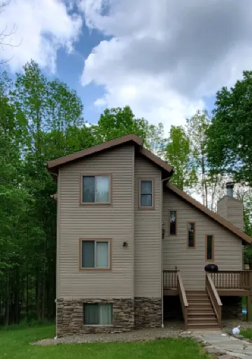 Beautiful 3 bedroom updated home in the gated community, The Hideout Hotels in Lake Ariel