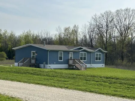 Lunker House By the Bay- Rural, Contemporary and Spacious-Moments from Downtown