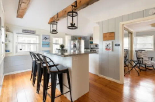 Linny’s Lake House with Dock Hotels in Southwick